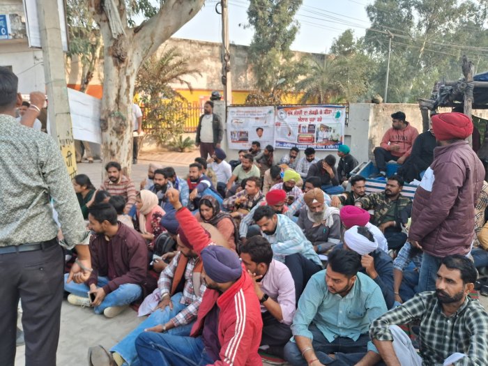 ਸਰਕਾਰ ਦੇ ਲਾਰਿਆਂ ਤੋਂ ਅੱਕੇ ਮੋਟੀਵੇਟਰ ਪਹੁੰਚੇ ਜਲ ਸਪਲਾਈ ਮੰਤਰੀ ਦੇ ਧਨਾਨਸੁ ਸਮਾਗਮ ਵਿੱਚ ।