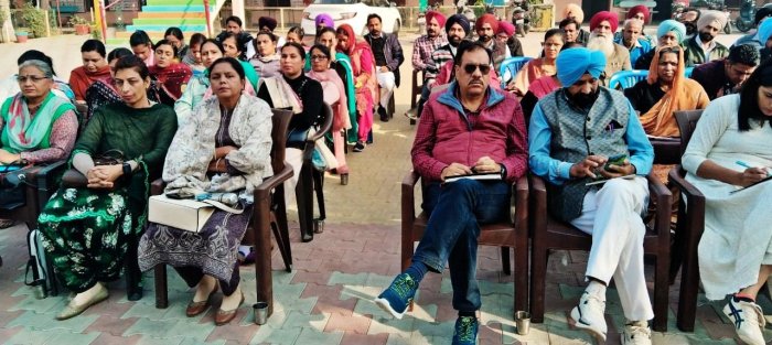 ਉਪ ਜ਼ਿਲ੍ਹਾ ਸਿੱਖਿਆ ਅਫ਼ਸਰ ਨੇ ਸਕੂਲ ਮੁਖੀਆਂ ਨਾਲ ਕੀਤੀ ਮੀਟਿੰਗ