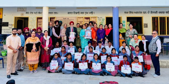 ਸਰਕਾਰੀ ਸੀਨੀਅਰ ਸੈਕੰਡਰੀ ਸਕੂਲ ਅਮਰਗੜ ਪੜਾਓ ਮਹਿਣਾ ਦੇ ਹੋਣਹਾਰ ਵਿਦਿਆਰਥੀਆਂ ਦਾ ਕੀਤਾ ਸਨਮਾਨ