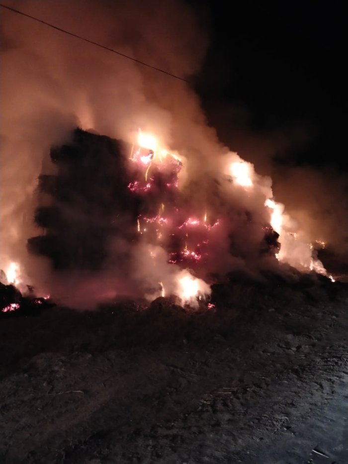 ਪਰਾਲੀ  ਦੀਆਂ ਗੱਠਾ ਨਾਲ ਭਰੀਆਂ ਦੋ ਟਰਾਲੀਆਂ ਸੜਕੇ ਸੁਆਹ, ਕਰੀਬ ਛੇ ਲੱਖ ਦਾ ਆਰਥਿਕ ਨੁਕਸਾਨ