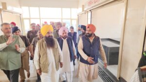 ਉਦਘਾਟਨ ਮੋਕੇ ਮੁਆਇਨਾ ਕਰਦੇ ਖੇਤੀਬਾੜ੍ਹੀ ਮੰਤਰੀ 