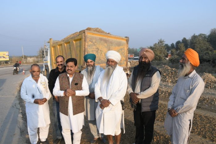 ਕਾਹਨਪੁਰ ਖੂਹੀ ਤੋ ਗੜਸ਼ੰਕਰ ਵੱਲ 110 ਫੁੱਟ ਚੌੜੇ ਮਾਰਗ ਦੀ ਕਾਰ ਸੇਵਾ ਬਾਬਾ ਸਤਨਾਮ ਸਿੰਘ ਨੇ ਅੱਜ ਤੋਂ ਸੇਵਾ ਕਰਵਾਈ ਸ਼ੁਰੂ