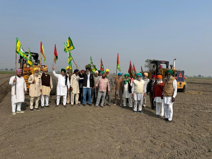 ਪਟਿਆਲਾ ਬਲਾਕ ਦੇ ਪਿੰਡ ਜਾਲਾਂ ਵਿਖੇ ਨੈਸ਼ਨਲ ਹਾਈਵੇ ਦੇ ਅਧਿਕਾਰੀਆਂ ਤੇ ਪ੍ਰਸ਼ਾਸਨ ਨੂੰ ਜ਼ਮੀਨ ਉੱਤੇ ਕਬਜ਼ਾ ਨਹੀਂ ਕਰਨ ਦਿੱਤਾ।