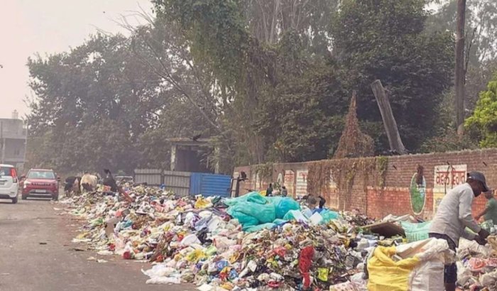 ਜਲੰਧਰ ਦੇ ਮਾਡਲ ਟਾਊਨ ਵਸਨੀਕਾਂ ਨੇ ਕੂੜਾ ਨਾ ਹਟਾਏ ਜਾਣ ਤੋਂ ਪ੍ਰੇਸ਼ਾਨ ਹੋ ਕੇ ਅਣਮਿੱਥੇ ਸਮੇਂ ਲਈ ਧਰਨਾ ਦੇਣ ਦੀ ਦਿੱਤੀ ਚਿਤਾਵਨੀ