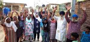 ਨਾਅਰੇਬਾਜ਼ੀ ਕਰਦੇ ਪਿੰਡ ਵਾਸੀ 