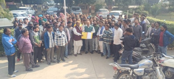 ਨਗਰ ਕੌਂਸਲ ਖੰਨਾ ਦੀਆਂ ਯੂਨੀਅਨਾਂ ਨੇ ਕਾਰਜ ਸਾਧਕ ਅਫਸਰ ਚਰਨਜੀਤ ਸਿੰਘ ਨੂੰ ਮੰਗਾਂ ਸਬੰਧੀ ਮੰਗ ਪੱਤਰ ਦਿੱਤਾ 