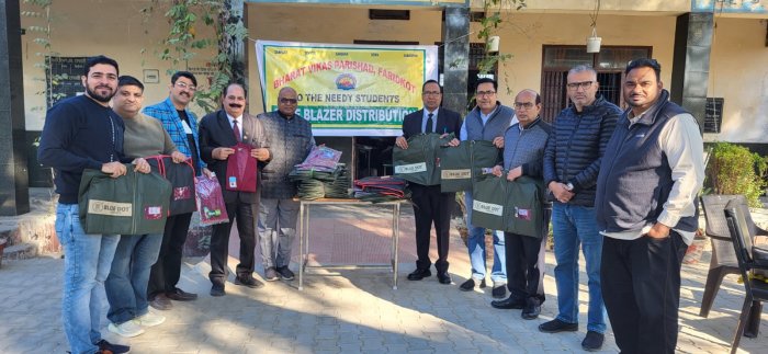 ਭਾਰਤ ਵਿਕਾਸ ਪ੍ਰੀਸ਼ਦ ਨੇ ਸਰਕਾਰੀ ਮਿਡਲ ਸਕੂਲ ਪੱਕਾ ਦੇ 35 ਲੋੜਵੰਦ ਬੱਚਿਆਂ ਨੂੰ ਬਲੈਜ਼ਰ ਦਿੱਤੇ