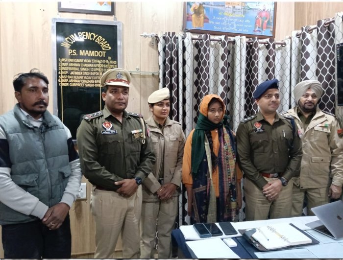 ਮੋਬਾਇਲ ਤੇ ਵੀਡੀਓ ਗੇਮਾਂ ਵੇਖਦੀ-ਵੇਖਦੀ ਘਰ ਤੋ ਜਾਣ ਵਾਲੀ ਲੜਕੀ ਗਾਜੀਆਬਾਦ ਤੋ ਬਰਾਮਦ। ਮਮਦੋਟ ਪੁਲਿਸ ਵੱਲੋਂ ਤਕਨੀਕ ਦੀ ਵਰਤੋਂ ਅਤੇ ਵਿਸ਼ੇਸ਼ ਟੀਮ ਦਾ ਗਠਨ ਕਰਕੇ ਲੜਕੀ ਨੂੰ ਸੁਰੱਖਿਅਤ ਵਾਪਸ ਲਿਆਉਣ ਵਿੱਚ ਕੀਤੀ ਸਫਲਤਾ ਹਾਸਲ : ਡੀ.ਐੱਸ.ਪੀ.ਕਰਨ ਸ਼ਰਮਾ 