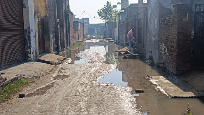 ਪਾਣੀ ਦਾ ਨਿਕਾਸ ਨਾ ਹੋਣ ਕਾਰਨ ਪਿੰਡ ਚੀਮਾ ਸ਼ੁਕਰਚੱਕ ਵਿਖੇ ਗਲੀਆਂ ਚ ਖੜੇ ਪਾਣੀ ਨੇ ਧਾਰਿਆ ਝੱਪੜ ਦਾ ਰੂਪ 