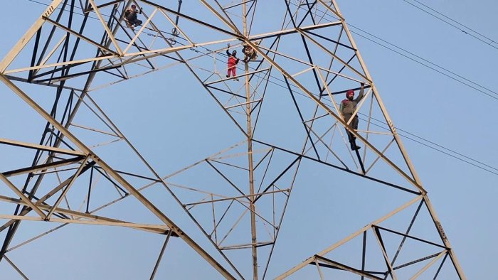 ਪਿੰਡ ਸੰਧੂ ਕਲਾਂ ’ਚ ਭਾਰਤ ਮਾਲਾ ਪ੍ਰਜੈਕਟ ਦਾ ਕਿਸਾਨਾਂ ਵੱਲੋਂ ਜੋਰਦਾਰ ਵਿਰੋਧ ਬਿਜਲੀ ਦੇ ਟਾਵਰ ਤੇ ਚੜ੍ਹੇ ਕਿਸਾਨ