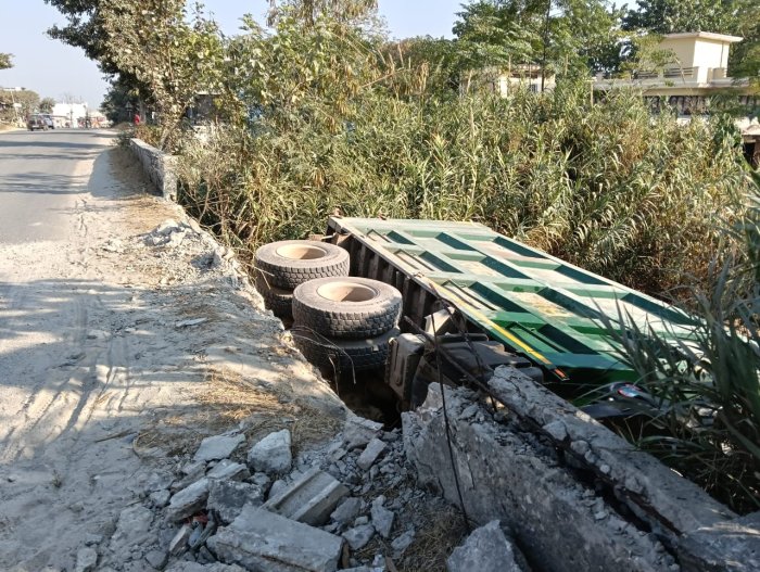 Tipper Loaded with Sand Falls Off Bridge, No Loss of Life Reported