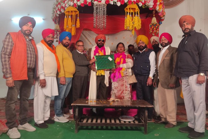 ਮੁਲਾਜ਼ਮ ਆਗੂ ਇਕਬਾਲ ਸਿੰਘ ਰਣ ਸਿੰਘ ਵਾਲਾ ਦਾ ਸੇਵਾ ਮੁਕਤੀ ਦੇ ਮੌਕੇ ‘ਤੇ ਕੀਤਾ ਗਿਆ ਸਨਮਾਨ