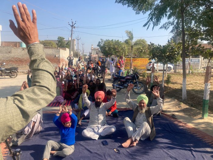 ਵਿਦਿਆਰਥੀਆਂ ਦੇ  ਮਾਪਿਆਂ ਵੱਲੋਂ ਆਦਰਸ਼ ਸਕੂਲ ਚਾਉਕੇ ਦੇ ਗੇਟ ਅੱਗੇ ਰੋਸ ਪ੍ਰਦਰਸ਼ਨ