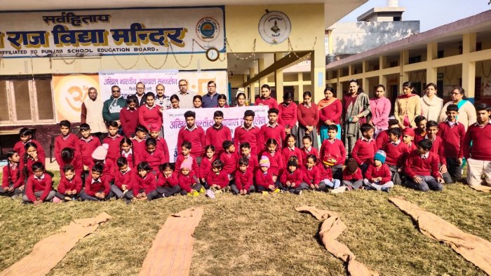 ਸਰਦੀ ਦੇ ਮੌਸਮ ਨੂੰ ਮੁੱਖ ਰੱਖਦਿਆ ਬੱਚਿਆ ਨੂੰ ਗਰਮ ਸਵੈਟਰ ਤੇ ਕੋਟੀਆਂ ਵੰਡੀਆਂ ਗਈਆ