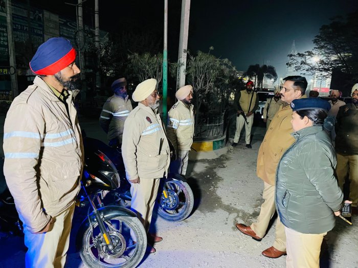 ਡੀ.ਆਈ.ਜੀ ਫਰੀਦਕੋਟ ਰੇਂਜ ਅਤੇ ਐਸ.ਐਸ.ਪੀ ਫਰੀਦਕੋਟ ਵੱਲੋਂ ਫਰੀਦਕੋਟ ਜ਼ਿਲ੍ਹੇ ਵਿੱਚ ਲਗਾਏ ਜਾ ਰਹੇ ਨਾਕਿਆਂ, ਪੈਟਰੋਲਿੰਗ ਪਾਰਟੀਆਂ ਅਤੇ ਥਾਣਿਆਂ ਦੀ ਕੀਤੀ ਅਚਨਚੇਤ ਚੈਕਿੰਗ