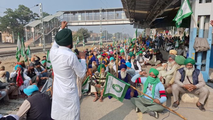 ਜੈਤੋ ਰੇਲਵੇ ਸਟੇਸ਼ਨ ’ਤੇ ਕਿਸਾਨਾਂ ਨੇ ਦਿੱਤਾ ਧਰਨਾ, ਕੇਂਦਰ ਸਰਕਾਰ ਖ਼ਿਲਾਫ਼ ਕੀਤੀ ਨਾਅਰੇਬਾਜ਼ੀ