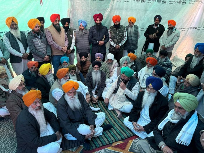 ਸ਼੍ਰੋਮਣੀ ਕਮੇਟੀ ਪ੍ਰਧਾਨ ਹਰਜਿੰਦਰ ਸਿੰਘ ਧਾਮੀ ਤੇ ਮੈਂਬਰ ਸਾਹਿਬਾਨ ਨੇ ਡੱਲੇਵਾਲ ਨਾਲ ਕੀਤੀ ਮੁਲਾਕਾਤ 