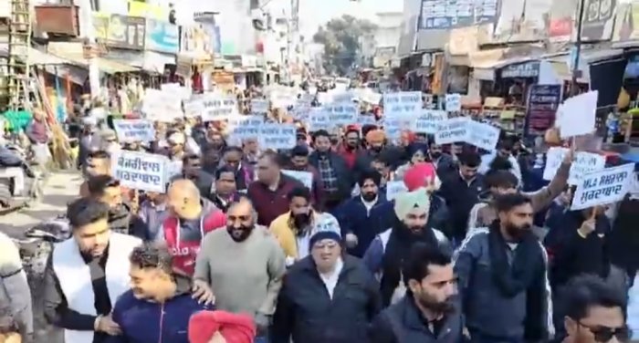 ਨਾਮਜਦਗੀਆਂ ਰੱਦ ਕਰਨ ਦੇ ਵਿਰੋਧ ਵਿੱਚ ਵਿਰੋਧੀ ਪਾਰਟੀਆਂ ਵੱਲੋਂ ਸਰਕਾਰ ਖਿਲਾਫ ਰੋਸ ਪ੍ਰਦਰਸ਼ਨ 