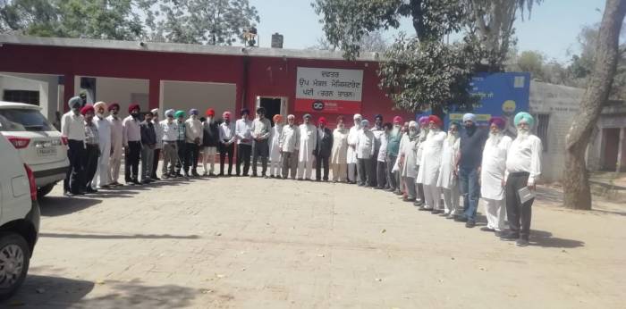 ਪੰਜਾਬ ਸਰਕਾਰ ਦੇ ਪੈਨਸ਼ਨਰ ਅਤੇ ਮੁਲਾਜ਼ਮ ਵਿਰੋਧੀ ਬਜਟ ਦੀਆਂ ਕਾਪੀਆਂ ਸਾੜਦੇ ਹੋਏ ਪੈਨਸ਼ਨਰ।