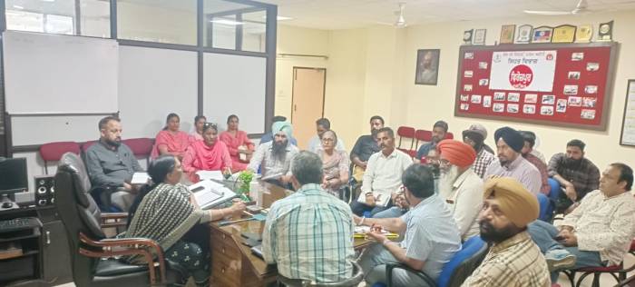 ਪੈਰਾਮੈਡੀਕਲ ਸਿਹਤ ਕਰਮਚਾਰੀ ਯੂਨੀਅਨ ਤੇ ਆਸ਼ਾ ਵਰਕਰ ਯੂਨੀਅਨ ਜ਼ਿਲਾ ਫਿਰੋਜ਼ਪੁਰ ਨੇ ਆਪਣੀਆਂ ਮੰਗਾਂ ਸੰਬੰਧੀ ਸਿਵਲ ਸਰਜਨ ਨਾਲ ਕੀਤੀ ਮੀਟਿੰਗ।
