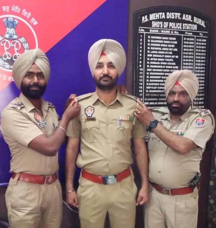 ਦਲਜੀਤ ਸਿੰਘ ਨੂੰ ਤਰੱਕੀ ਦੇ ਸਟਾਰ ਲਗਾਉਂਦੇ ਹੋਏ। ਐਸ.ਐਚ.ਓ ਸ਼ਮਸ਼ੇਰ ਸਿੰਘ