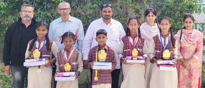 ਸਰਕਾਰੀ ਮਿਡਲ ਸਕੂਲ ਪੱਕਾ ’ਚ ਪੁਜ਼ੀਸ਼ਨਾਂ ਪ੍ਰਾਪਤ ਕਰਨ ਵਾਲੇ ਵਿਦਿਆਰਥੀ ਸਨਮਾਨਿਤ ਕੀਤੇ