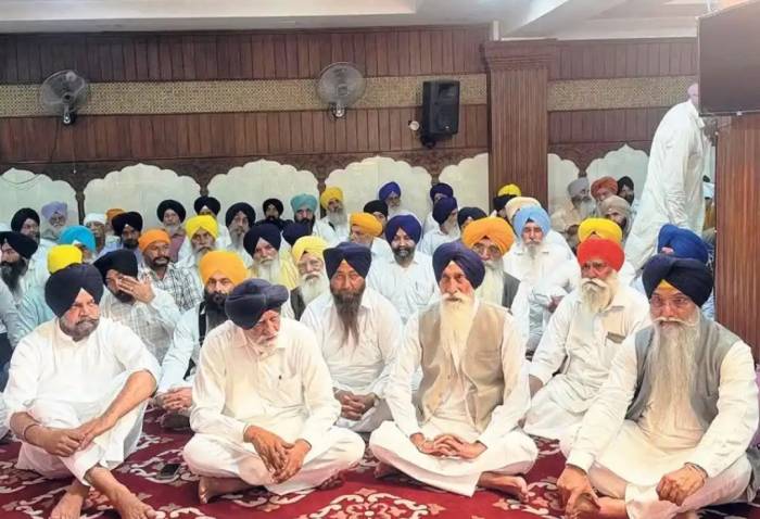 ਫ਼ਰਜ਼ੀ ਕਾਲ ਮਗਰੋਂ ਸੀਵਰੇਜ ਦਾ ਕੰਮ ਬੰਦ ਕਰਵਾਉਣ ‘ਤੇ ਮੁਹੱਲਾ ਵਾਸੀਆਂ ‘ਚ ਰੋਸ