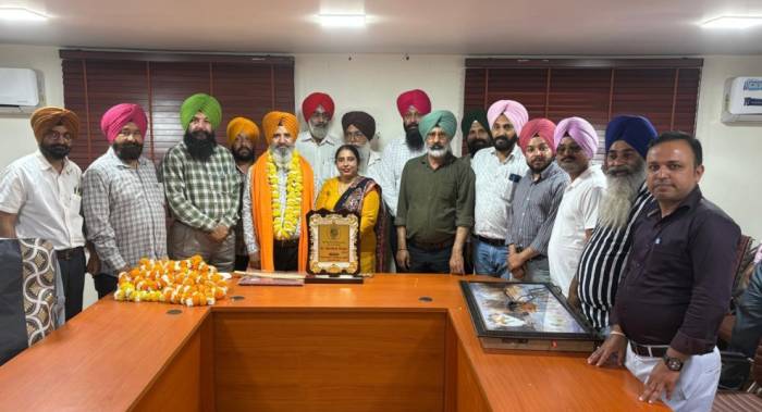 ਨਗਰ ਨਿਗਮ ਟੈਕਨੀਕਲ ਯੂਨੀਅਨ ਨੇ ਐੱਸ.ਡੀ.ੳ.ਸਰਦੂਲ ਸਿੰਘ ਨੂੰ ਵਿਦਾਇਗੀ ਪਾਰਟੀ ਦਿੱਤੀ