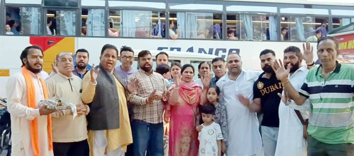 ਸ਼੍ਰੀ ਹਨੁਮਾਨ ਮੰਦਿਰ ਕਟੈਹਰਾ ਚੌਕ ਵਲੋਂ ਮਥੁਰਾ-ਵ੍ਰਿੰਦਾਵਨ ਦੀ ਯਾਤਰਾ ਲਈ ਪਹਿਲੀ ਬੱਸ ਯਾਤਰਾ ਹੋਈ ਰਵਾਨਾ