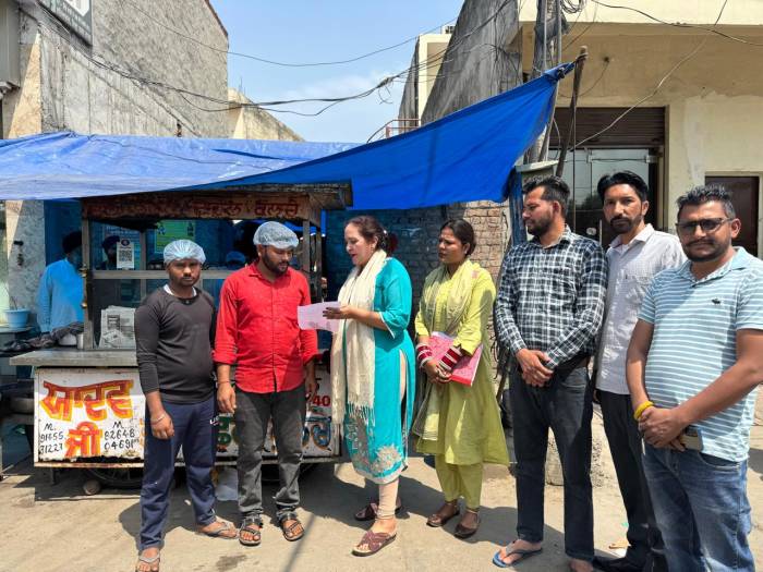 ਖੁਰਾਕ ਸੁਰੱਖਿਆ ਵਿੰਗ ਵੱਲੋਂ ਕਸਬਾ ਫਤਿਆਬਾਦ ਵਿਖੇ ਰੇਹੜੀਆਂ ਦੀ ਕੀਤੀ ਜਾਂਚ