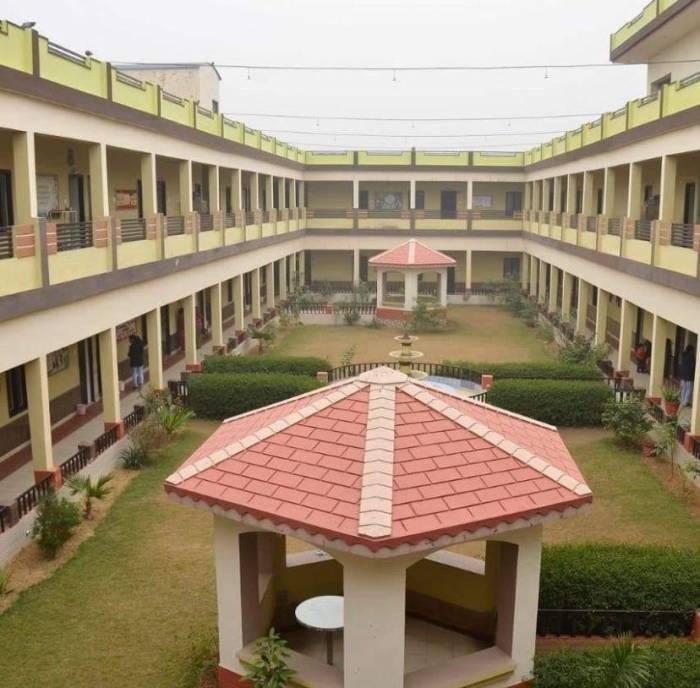 ਮਾਪਿਆਂ ਦੀ ਸਹੂਲਤ ਨੂੰ ਧਿਆਨ ਵਿੱਚ ਰੱਖਣ ਵਾਲਾ ਇੱਕ ਵਿਲੱਖਣ ਸਕੂਲ – ਆਧਾਰਸ਼ਿਲਾ ਸਕੂਲ