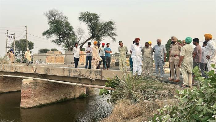 ਪੁੱਲ ਤੇ ਰੇਲਿੰਗ ਨਾ ਹੋਣ ਕਾਰਨ ਮੋਟਰਸਾਈਕਲ ਬੇਕਾਬੂ ਹੋ ਕੇ ਸਰਹਿੰਦ ਫੀਡਰ ਨਹਿਰ ਵਿਚ ਡਿੱਗਿਆ, ਪਿਓ-ਪੁੱਤ ਨੂੰ ਲੋਕਾਂ ਨੇ ਬਚਾਇਆ ਪਤਨੀ ਦੀ ਤਲਾਸ਼ ਜਾਰੀ