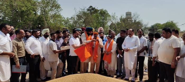 ਵਿਧਾਇਕ ਫੌਜਾ ਸਿੰਘ ਸਰਾਰੀ ਨੇ ਵੱਖ ਵੱਖ ਮੰਡੀਆਂ ਵਿੱਚ ਕਣਕ ਦੀ ਸਰਕਾਰੀ ਖਰੀਦ ਸ਼ੁਰੂ