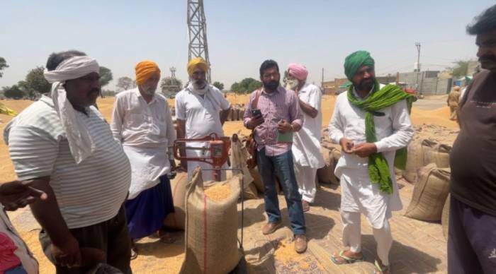 ਸ਼੍ਰੀ ਮੁਕਤਸਰ ਸਾਹਿਬ ਦੀ ਦਾਣਾ ਮੰਡੀ ‘ਚ ਦੁਕਾਨ ਨੰ 117 ਦੇ  ਆੜਤੀਏ ਡੀ.ਕੇ ਬਾਂਸਲ ਵੱਲੋ ਕਣਕ ਦੀ ਤੁਲਾਈ ਸਮੇਂ ਪ੍ਰਤੀ ਗੱਟਾ 300 ਤੋਂ 600 ਗਰਾਮ ਵੱਧ ਤੋਲ ਲਾ ਕੇ ਕਿਸਾਨਾਂ ਨੂੰ ਲਾਇਆ ਰਗੜਾ
