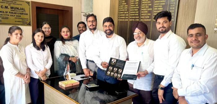 ਐਡਵੋਕੇਟ ਸੁਖਵਿੰਦਰ ਸਿੰਘ ਬਾਰ ਐਸੋ. ਦਾ ਮੈਂਬਰ ਬਣਨ ‘ਤੇ  ਪ੍ਰਧਾਨ ਪ੍ਰਕਾਸ਼ ਸਿੰਘ ਬਰਾੜ ਅਤੇ ਐਡਵੋਕੇਟ ਹਰਪ੍ਰੀਤ ਸਿੰਘ ਨੇ ਸੁਖਵਿੰਦਰ ਸਿੰਘ ਦਾ ਮੂੰਹ ਮਿੱਠਾ ਕਰਵਾਇਆ ਅਤੇ ਵਧਾਈ ਦਿੱਤੀ