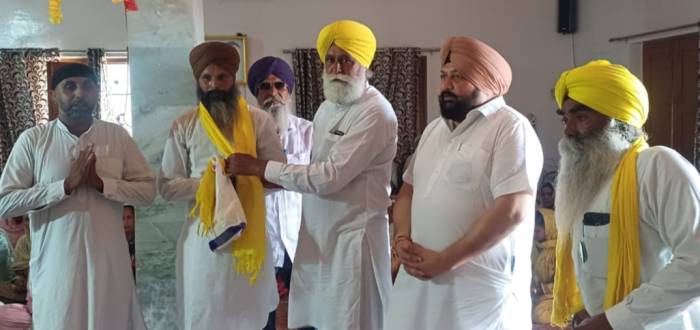 ਬੀਕੇਯੂ ਏਕਤਾ ਉਗਰਾਹਾਂ ਜਥੇਬੰਦੀ ਦੇ ਪਿੰਡ ਮੰਨਣ ਦੇ  ਸਲਾਹਕਾਰ ਅਜੀਤ ਸਿੰਘ ਨੂੰ ਵੱਖ ਵੱਖ ਜਥੇਬੰਦੀਆਂ ਵੱਲੋਂ ਸ਼ਰਧਾਂਜਲੀਆਂ ਭੇਟ