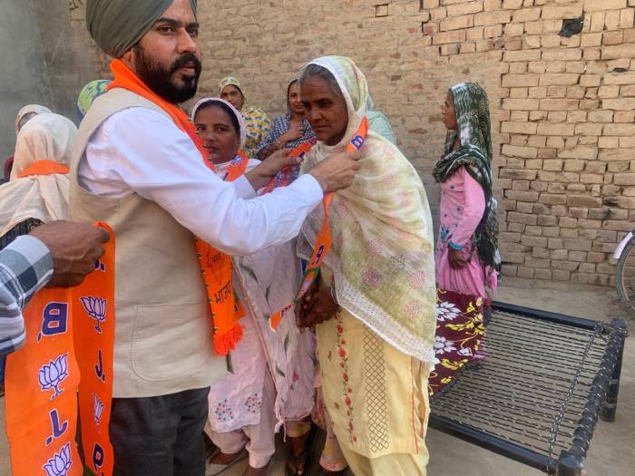 40 ਦੇ ਕਰੀਬ ਪਰਿਵਾਰ ਵੱਖ ਵੱਖ ਪਾਰਟੀਆਂ ਛੱਡ ਬੀਜੇਪੀ ਵਿੱਚ ਹੋਏ ਸ਼ਾਮਿਲ