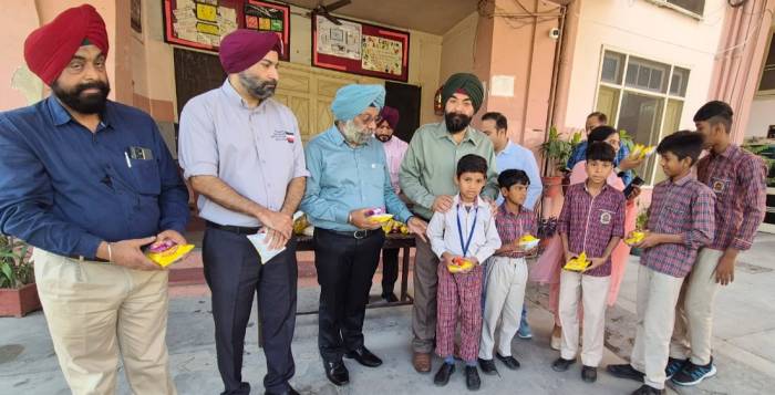 ਰੋਟਰੀ ਕਲੱਬ ਅੰਮ੍ਰਿਤਸਰ ਕੈਂਟ ਵਲੋ ਡੀਏਵੀ ਸਕੂਲ, ਯਾਸੀਨ ਰੋਡ ਨੂੰ ਤੋਹਫ਼ੇ ਵਜੋਂ ਦਿੱਤੇ ਸੀਸੀਟੀਵੀ ਕੈਮਰੇ