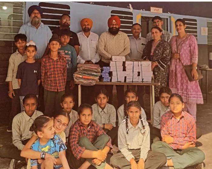ਪ੍ਰਵਾਸੀ ਭਾਰਤੀ ਸਤਨਾਮ ਸਿੰਘ ਯੂ ਕੇ ਦੇ ਪਰਿਵਾਰ ਵਲੋਂ 200 ਕਾਪੀਆਂ ਤੇ ਪੈੱਨ ਸਰਕਾਰੀ ਮਿਡਲ ਸਕੂਲ ਸੁੰਨੜਵਾਲ ਨੂੰ ਭੇਟ