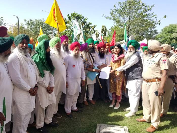 ਰੋਸ ਮਗਰੋਂ ਐੱਸਕੇਐੱਮ ਵੱਲੋਂ ਗਵਰਨਰ ਦੇ ਨਾਂ ਏਡੀਸੀ ਨੂੰ ਮੰਗ ਪੱਤਰ