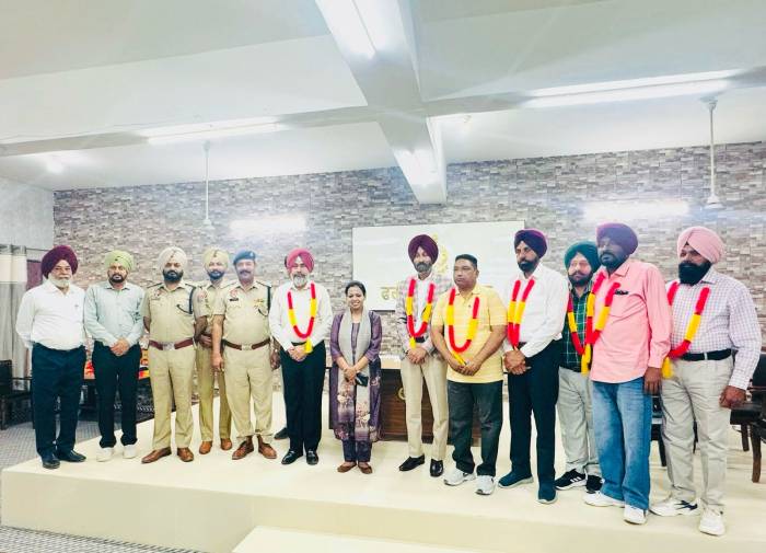 ਫਰੀਦਕੋਟ ਪੁਲਿਸ ਵੱਲੋਂ ਸੇਵਾ ਮੁਕਤ ਹੋਏ ਕਰਮਚਾਰੀਆਂ ਨੂੰ ਦਿੱਤੀ ਗਈ ਵਿਦਾਇਗੀ ਪਾਰਟੀ।