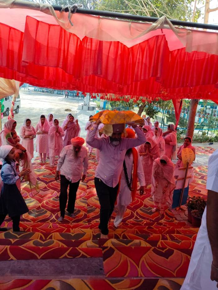ਸਕੂਲ ਦੇ ਨਵੇਂ ਸੈਸ਼ਨ ਮੌਕੇ ਲਿਆ ਗੁਰੂ ਗ੍ਰੰਥ ਸਾਹਿਬ ਜੀ ਦਾ ਓਟ ਆਸਰਾ