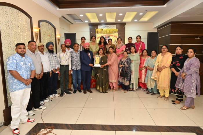 ਅੰਗਰੇਜ਼ੀ ਲੈਕਚਰਾਰ ਹਰਜੀਤ ਸਿੰਘ ਦੀ ਸੇਵਾ ਮੁਕਤੀ ਤੇ ਡਡਵਿੰਡੀ ਵਿਖੇ ਸਮਾਗਮ ਕਰਵਾਇਆ