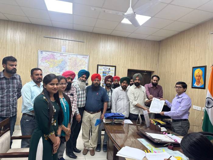 ਪੈਨਸ਼ਨ ਬਹਾਲੀ ਲਈ ਸੀਪੀਐਫ ਯੂਨੀਅਨ ਵੱਲੋਂ ਡੀਸੀ ਰਾਂਹੀ ਮੁੱਖ ਮੰਤਰੀ ਨੂੰ ਦਿੱਤਾ ਗਿਆ ਮੰਗ-ਪੱਤਰ