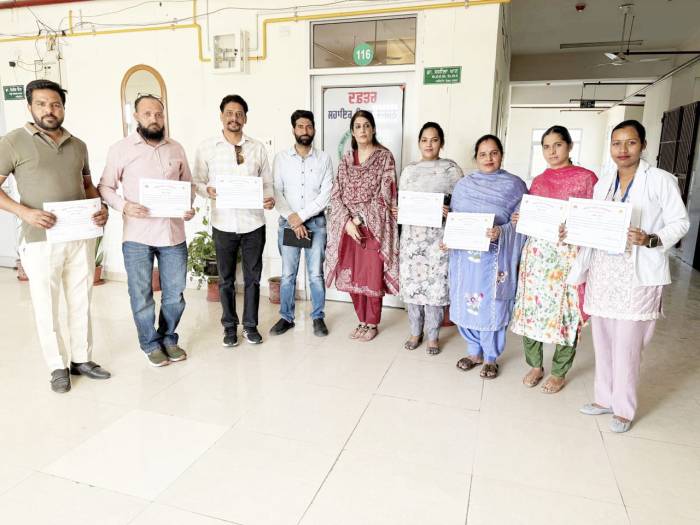 ਟੀ. ਬੀ ਦੀ ਜਾਂਚ ਵਿੱਚ ਵਧੀਆ ਕਾਰੁਜ਼ਗਾਰੀ ਬਦਲੇ ਕਰਮਚਾਰੀਆਂ ਨੂੰ ਪ੍ਰਸ਼ੰਸਾ ਪੱਤਰ