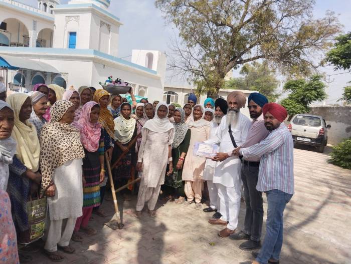 ਸੇਮਾ ਕਲਾ ਵਿਖੇ ਨਰੇਗਾ ਮਜ਼ਦੂਰਾਂ ਨੂੰ ਮੈਡੀਕਲ ਫਸਟ ਏਡ  ਕਿੱਟਾਂ ਮਹੁੱਈਆ ਕਰਵਾਈਆਂ