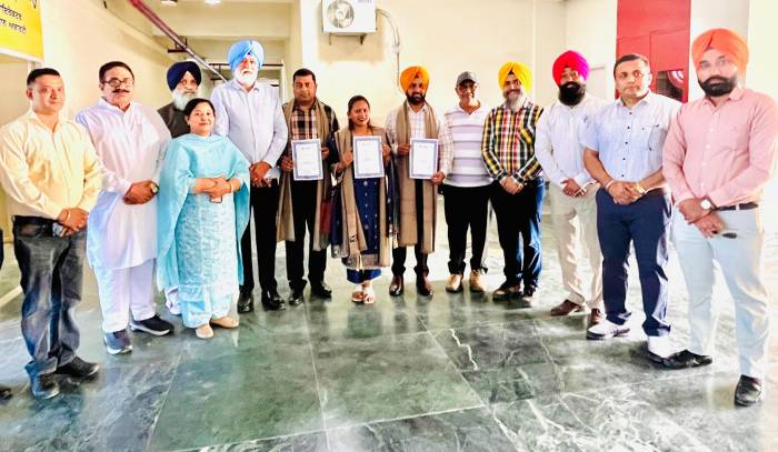 ਫਿਨਲੈਂਡ ਤੋ ਪਰਤੇ ਅਧਿਆਪਕਾਂ ਦਾ ਸੱਜਣ ਸਿੰਘ ਚੀਮਾ ਵੱਲੋਂ ਸਨਮਾਨ