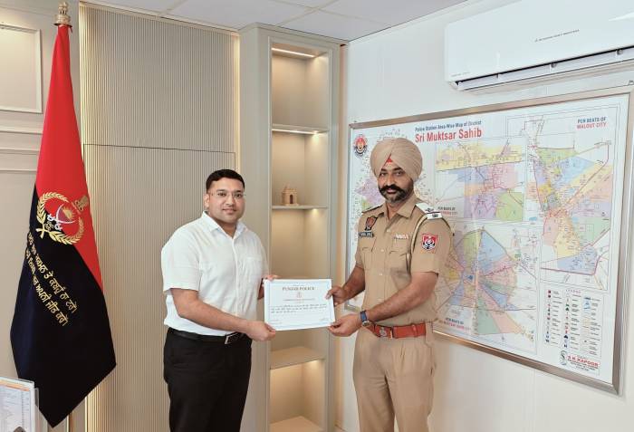 ਐਸ.ਐਸ.ਪੀ ਸ੍ਰੀ ਮੁਕਤਸਰ ਸਾਹਿਬ ਵੱਲੋਂ ਵਧੀਆ ਡਿਊਟੀ ਕਰਨ ਵਾਲੇ ਟਰੈਫਿਕ ਪੁਲਿਸ ਮੁਲਾਜ਼ਮਾਂ ਨੂੰ ਕੀਤਾ ਸਨਮਾਨਿਤ