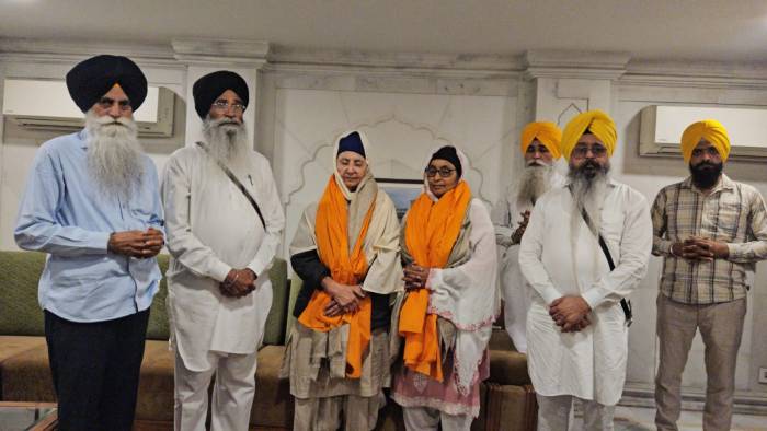 ਧਾਮੀ ਨੇ ਪਾਕਿਸਤਾਨ ਵਿਖੇ  ਸਵਰਗੀ   ਭਾਈ ਮਹਿਲ ਸਿੰਘ ਬੱਬਰ ਦੇ ਪਰਿਵਾਰ  ਨਾਲ ਕੀਤੀ ਮੁਲਾਕਾਤ , ਪਤਨੀ ਨੂੰ ਕੀਤਾ  ਸਨਮਾਨਿਤ