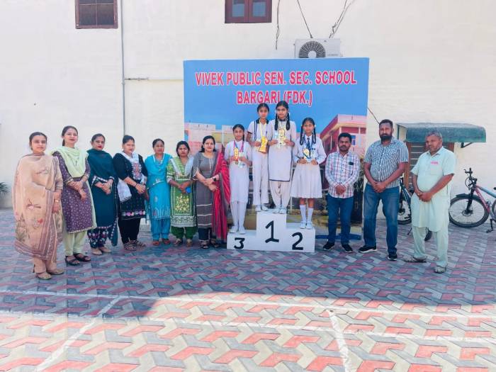ਵਿਵੇਕ ਪਬਲਿਕ ਸੀਨੀਅਰ ਸੈਕੰਡਰੀ ਸਕੂਲ ਬਰਗਾੜੀ ਦੇ ਅੱਠਵੀਂ ਜਮਾਤ ਦੇ ਅਵਲ ਬੱਚਿਆਂ ਨੂੰ ਕੀਤਾ ਸਨਮਾਨਿਤ